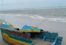 காணாமல் போன படகு உடைந்த நிலையில் அக்கரையில் கண்டு பிடிப்பு